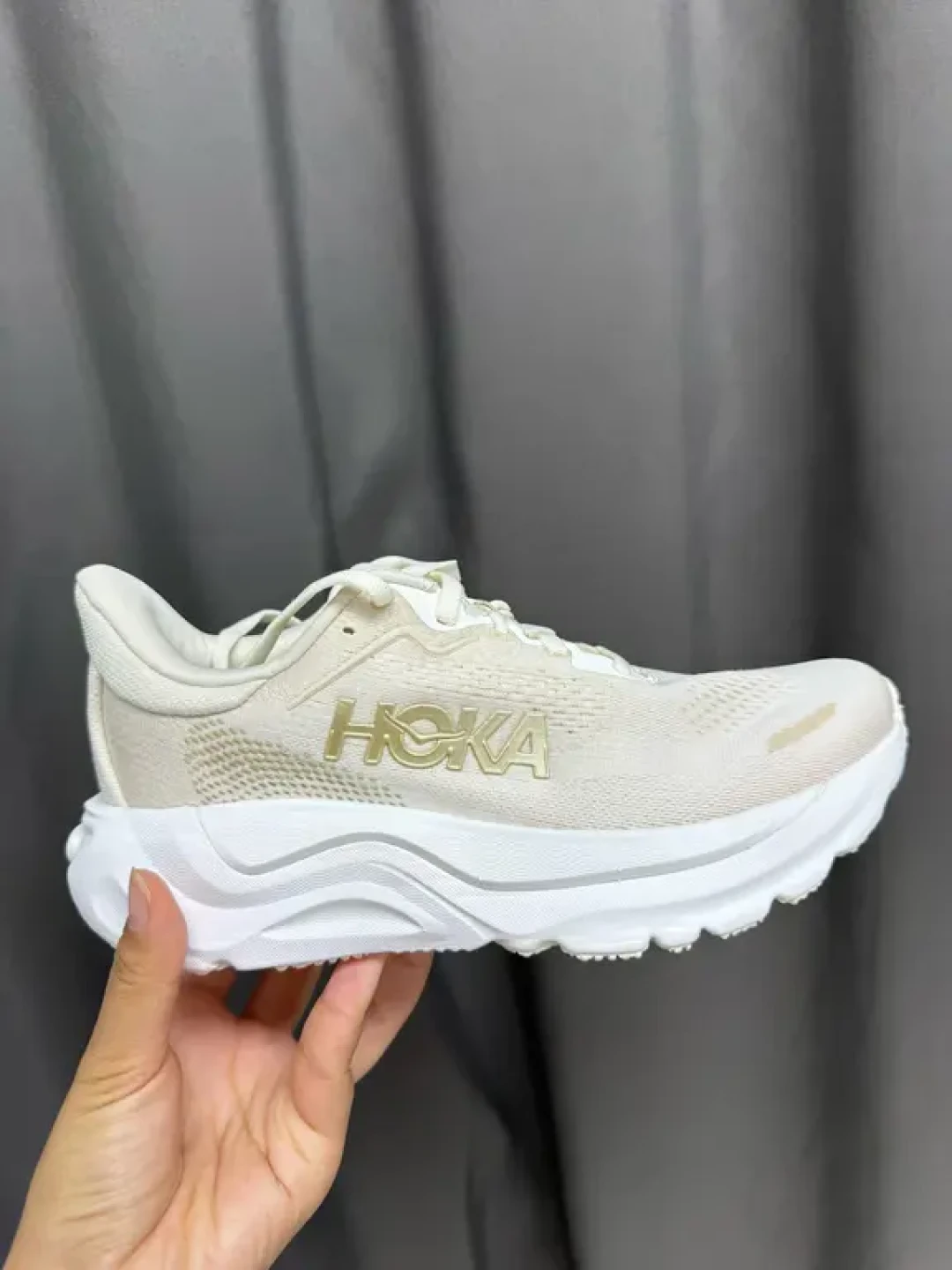 HOKA阿瑞海9已经躺进门店了,官旗还没挂:测评说「更重、回弹还降了」,扁平足先对完三笔账再掏钱