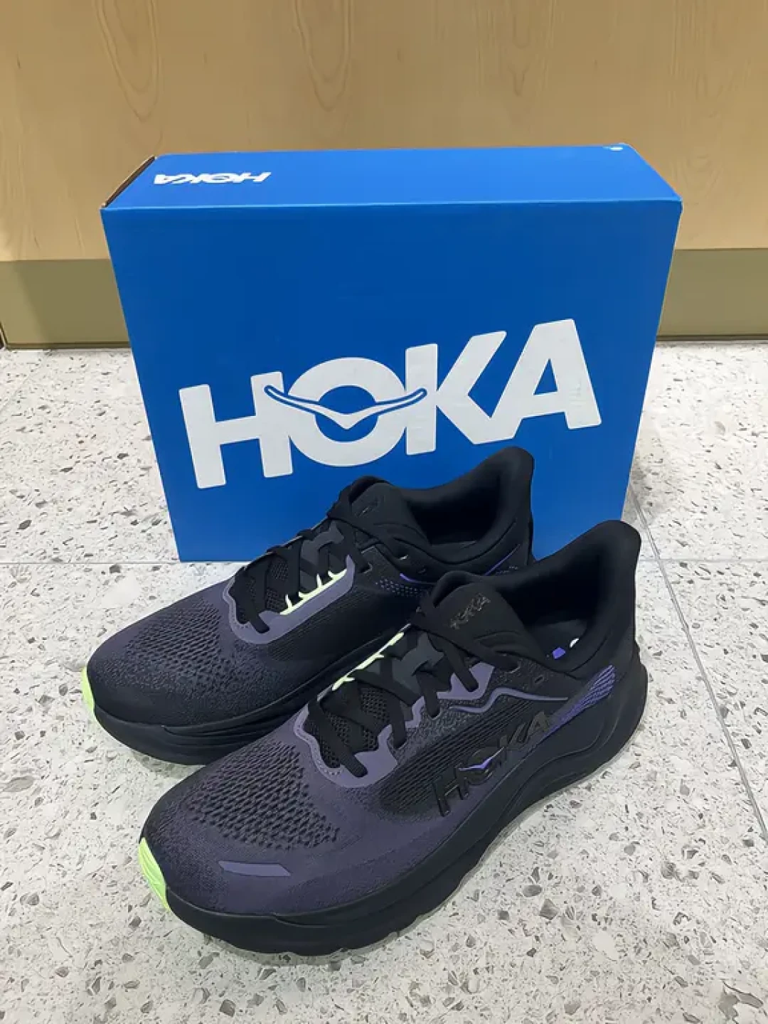 HOKA阿瑞海9已经躺进门店了,官旗还没挂:测评说「更重、回弹还降了」,扁平足先对完三笔账再掏钱