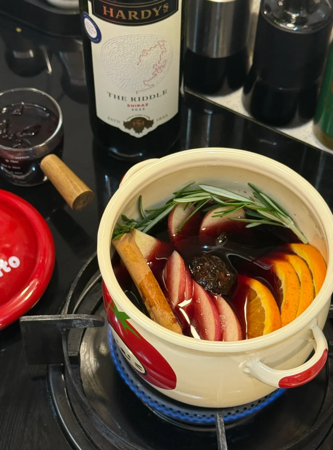 今年第一锅热红酒开火前,先翻一眼你的香料盒:对齐50多篇翻车帖和上百条评论,我把卤味拆成四道开关,一杯的酒精账也算了一遍