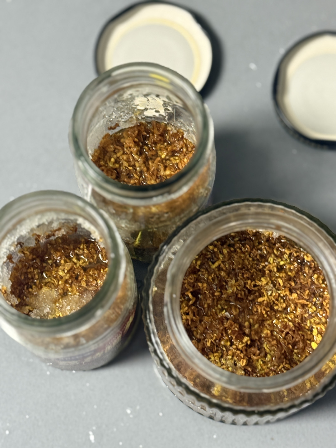 桂花季的吵架今年吵在「要不要洗」:翻完100篇桂花帖和45条翻车评论,Homebar腌蜜、熬糖、泡酒、买现成四条路线,香、苦、钱各算一遍
