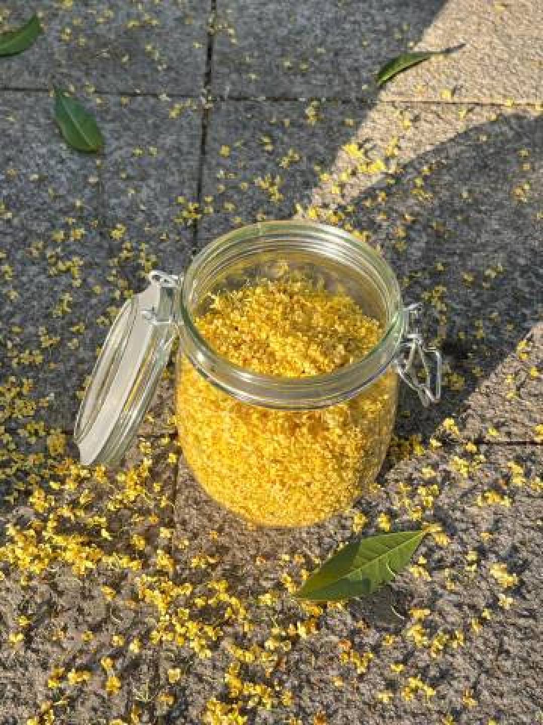 桂花季的吵架今年吵在「要不要洗」:翻完100篇桂花帖和45条翻车评论,Homebar腌蜜、熬糖、泡酒、买现成四条路线,香、苦、钱各算一遍