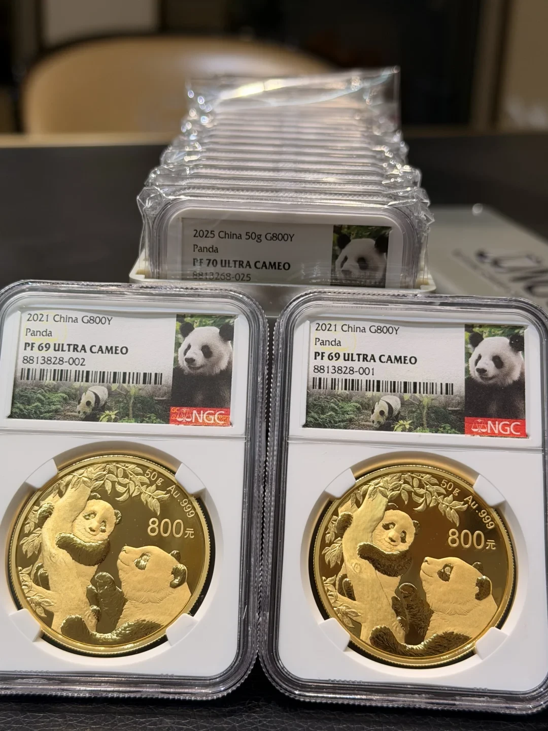金价930连跌,银行经理开始推荐熊猫金币:15元/克工费的普猫能攒,35%溢价的精猫在破发