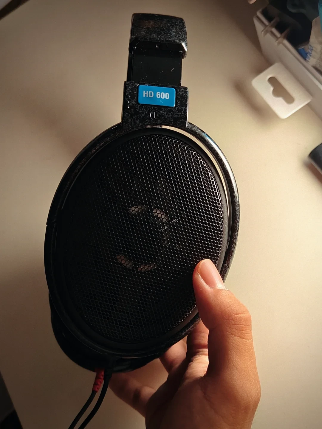 新版HD600铺进店里了:一千多的新批次与被炒到三千多的老铜环,这支29岁的