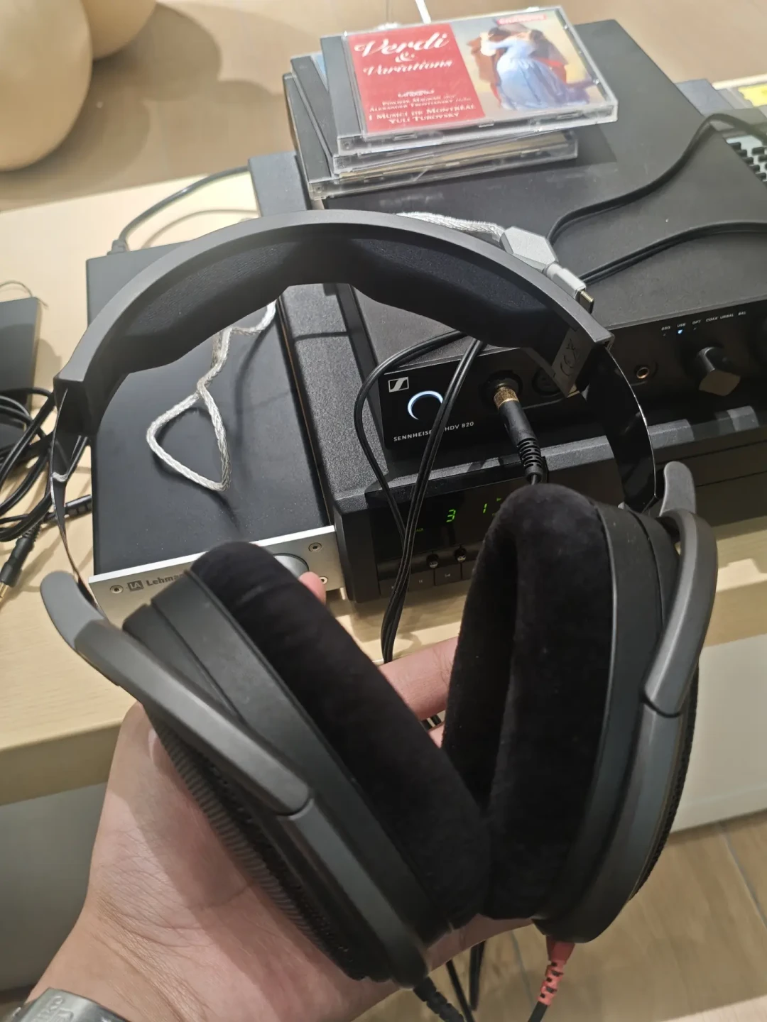 新版HD600铺进店里了:一千多的新批次与被炒到三千多的老铜环,这支29岁的