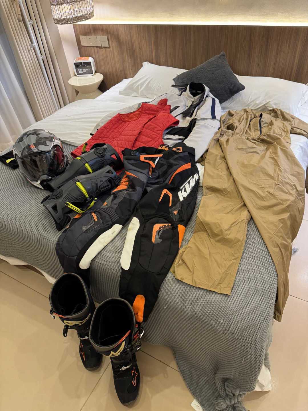 国庆摩旅别急着买拉力服:十斤压到喘不上气的教训,和三档预算的穿法账