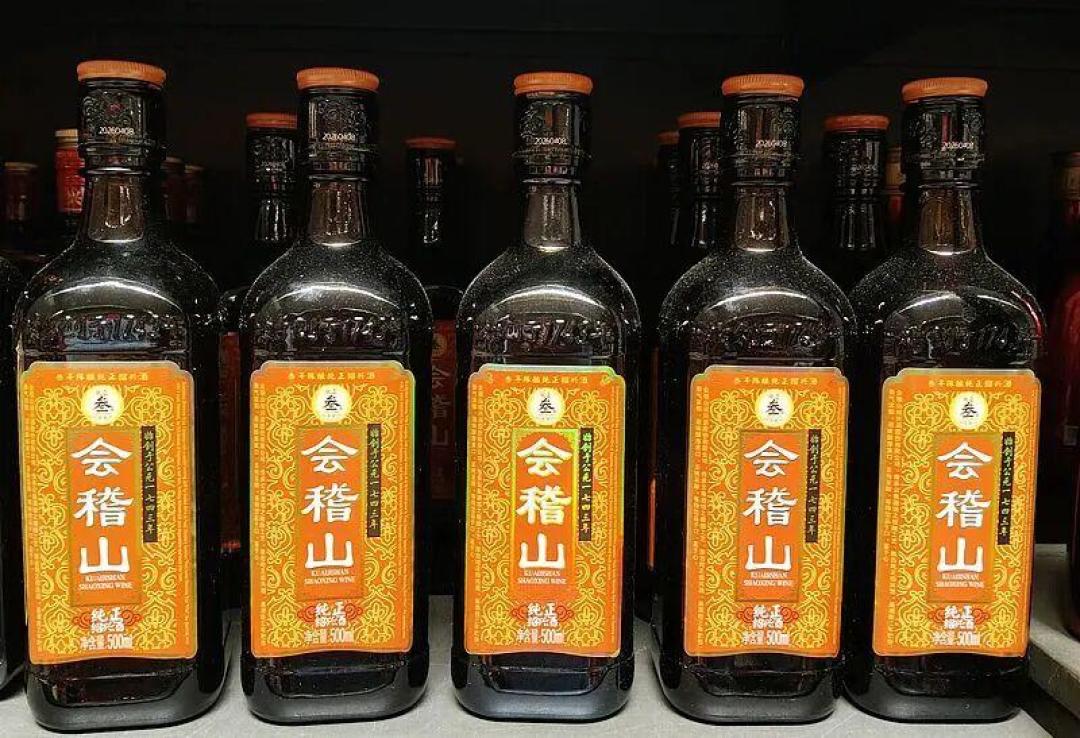 离中秋2天,黄酒股却一个月翻倍:急着跟风「黄酒热」或者急着囤年份黄酒之前,先把三笔账算完——股价涨143%但行业总盘子卡在200亿上下,会稽山自己发风险提示「生产经营正常」;浙江仍占营收56.6%,网友直言「大多就是做饭的时候加一点」;真想喝记牢「看标准号、看糖型、看年份」,10到30元买到靠谱口粮酒,温到38至45度配蟹,度数低不等于能多喝