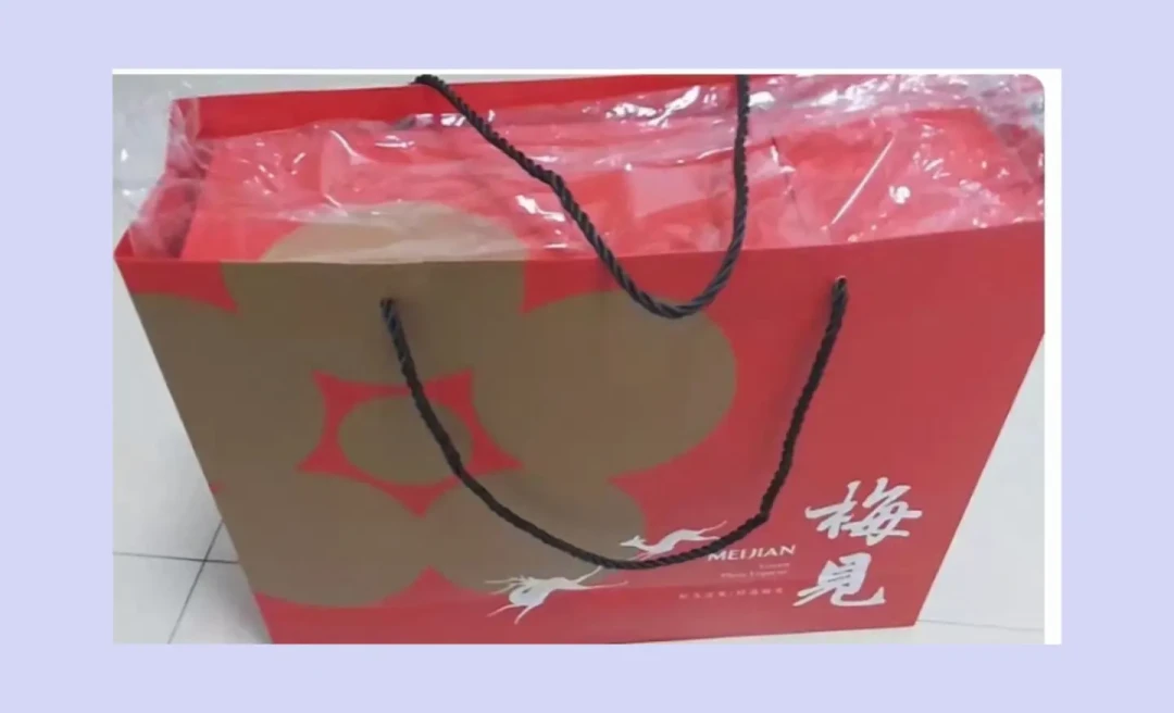 离中秋2天,梅见「团圆酒」把小红书刷屏了:包酒布是真好看,但12度的后劲、五折转卖的礼盒、0赞彩虹屁的评论区——种草账、酒体账、后劲账、价格账我全摆齐了,作业抄不抄你定