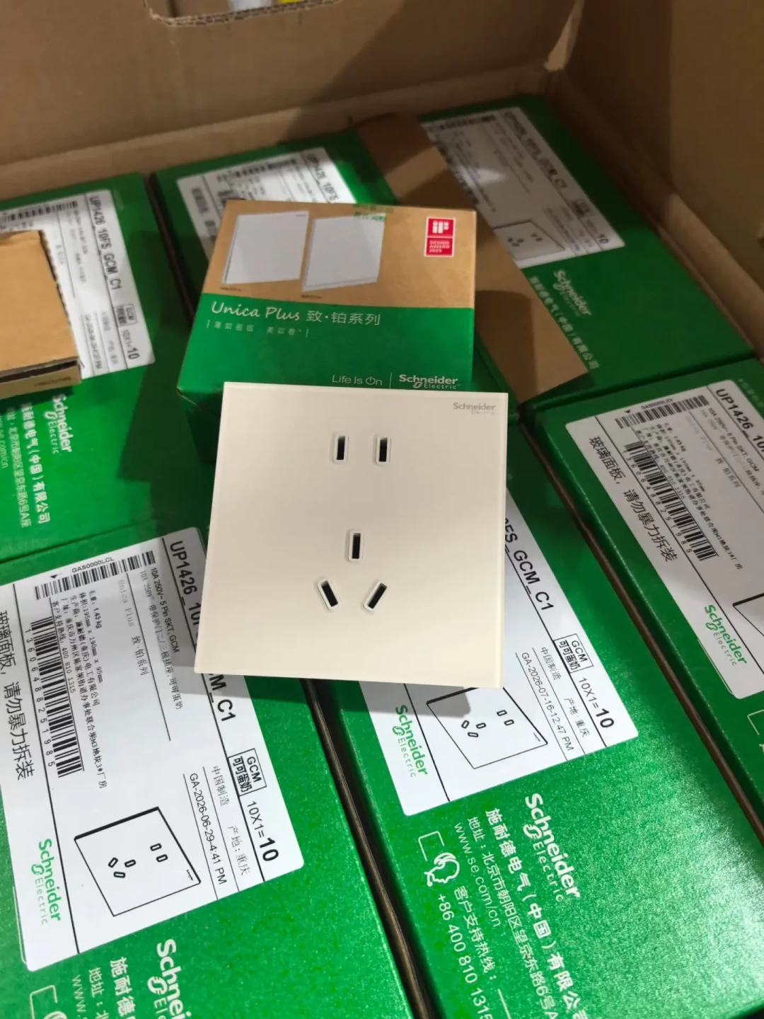 都是白,价差3倍:摞完几十篇施耐德选购帖,珊瑚白/丝绒白/玉脂白一次分清,配漆对色直接抄