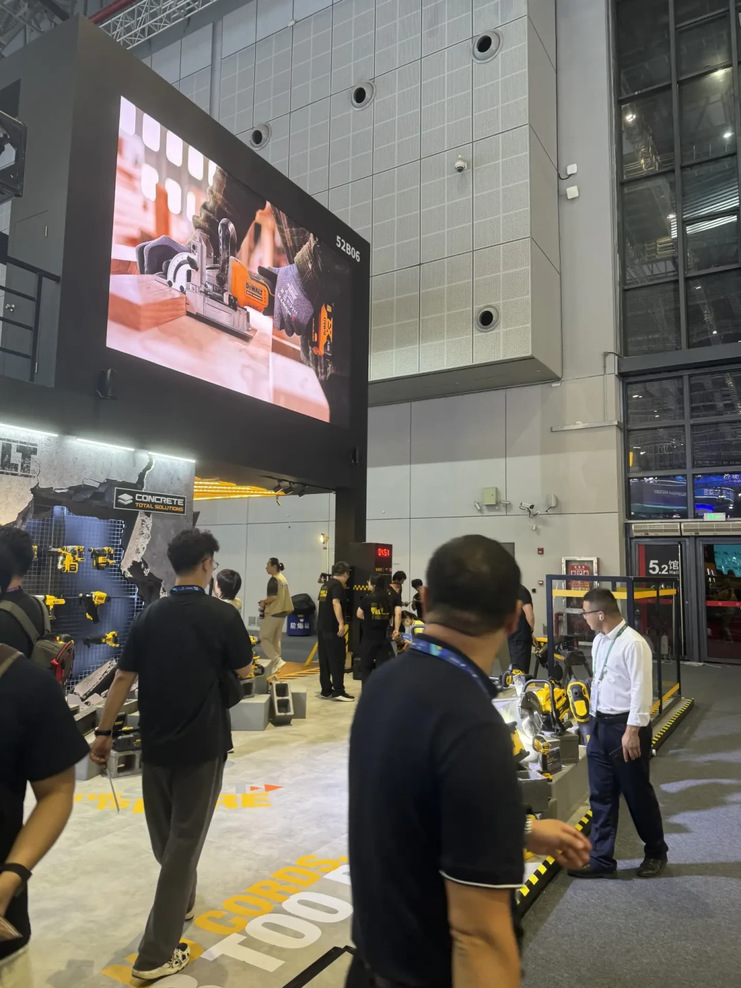 世赛Day1实况:得伟5.2馆展台体验名额已经约满,剩下的24-26三天,谁还能去、能拿到什么,先看这三条硬线