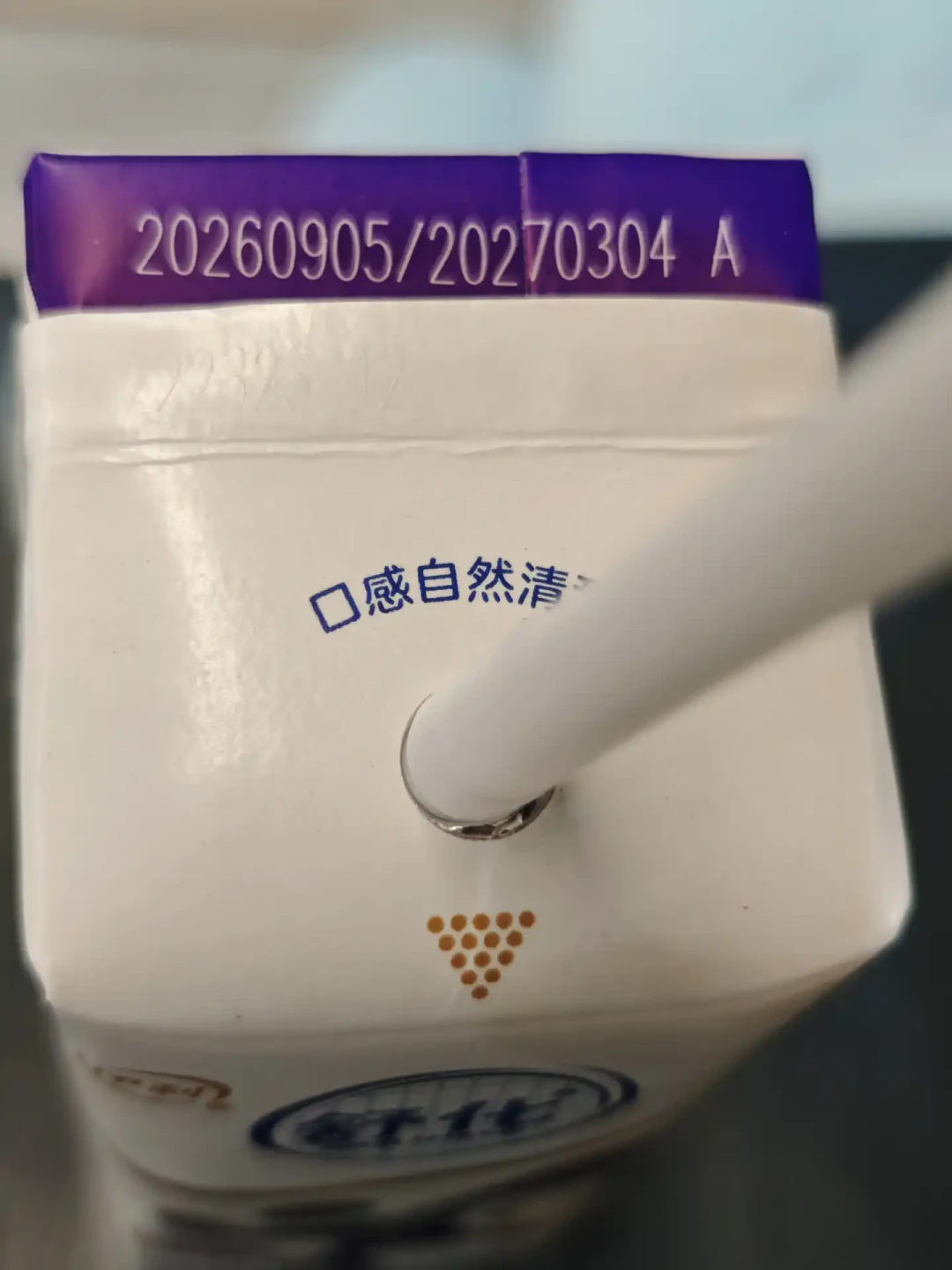 直播间买的“纯牛奶”倒出来是清水:马三三的“测试水包”说法站得住,但还有两个问题没人回答