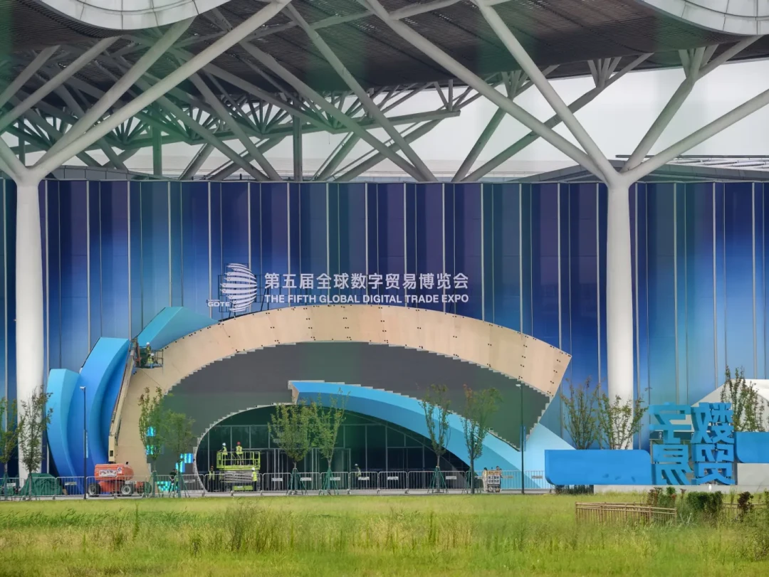乐奇二代首秀前夜:镜腿变细、疑首发高通AR1+,评论区吵翻的却是单绿还是等全彩