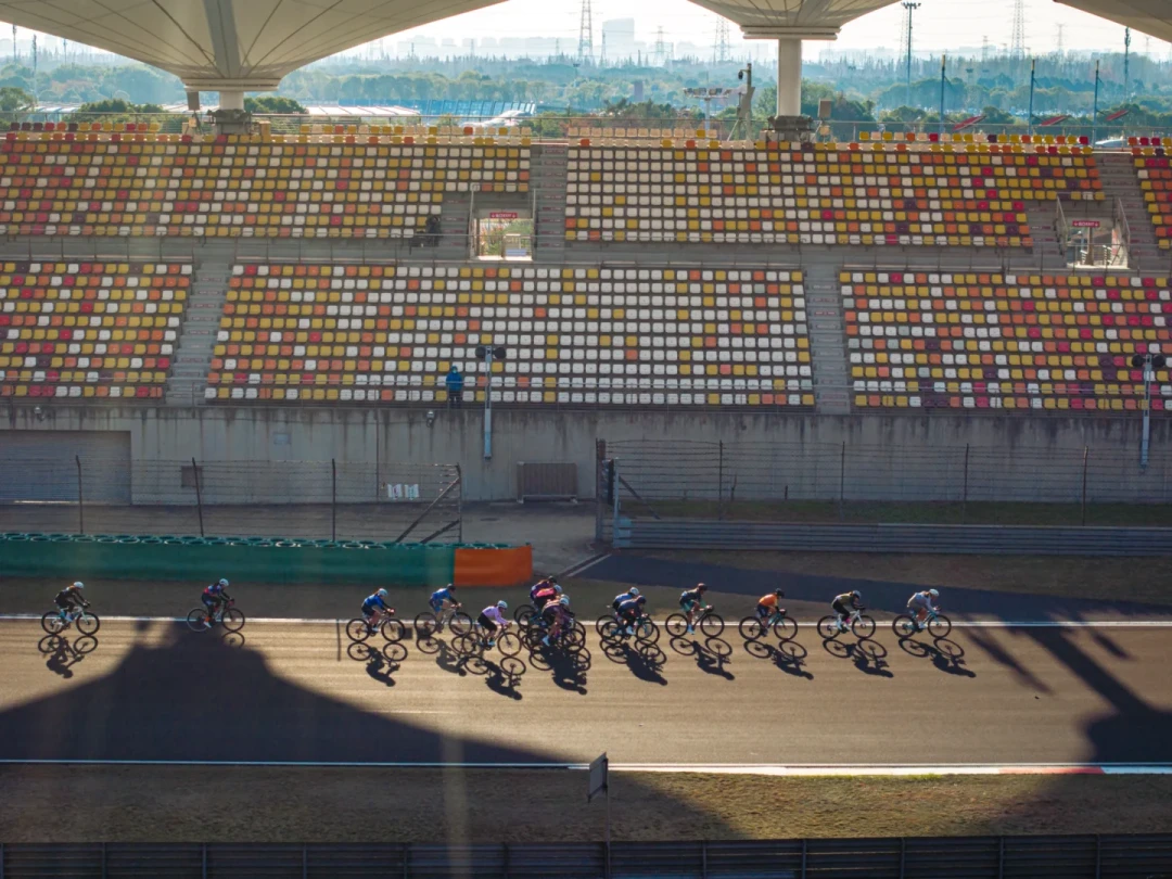 捷安特把F1赛道开放给自行车:对完188和238两张价签、各组别年龄和迪穆兰行程,上赛场这第一场赛要不要报