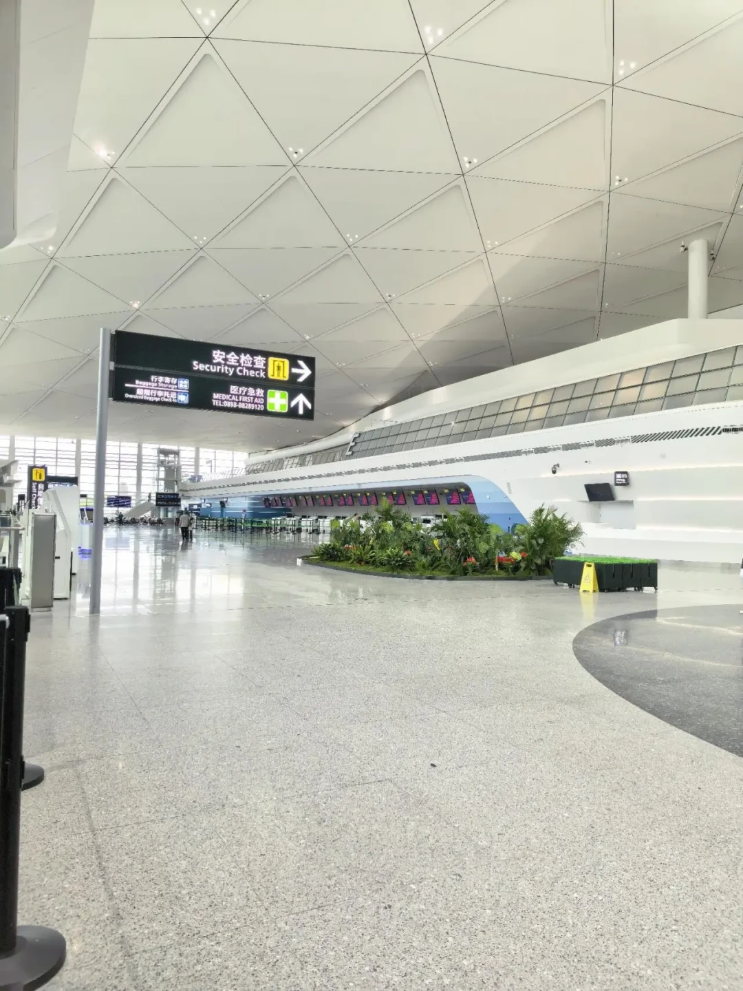 双节落地三亚,第一仗不在酒店在到达口:T3变局、出租车160vs60、租车保险和定损,先算清这笔用车账