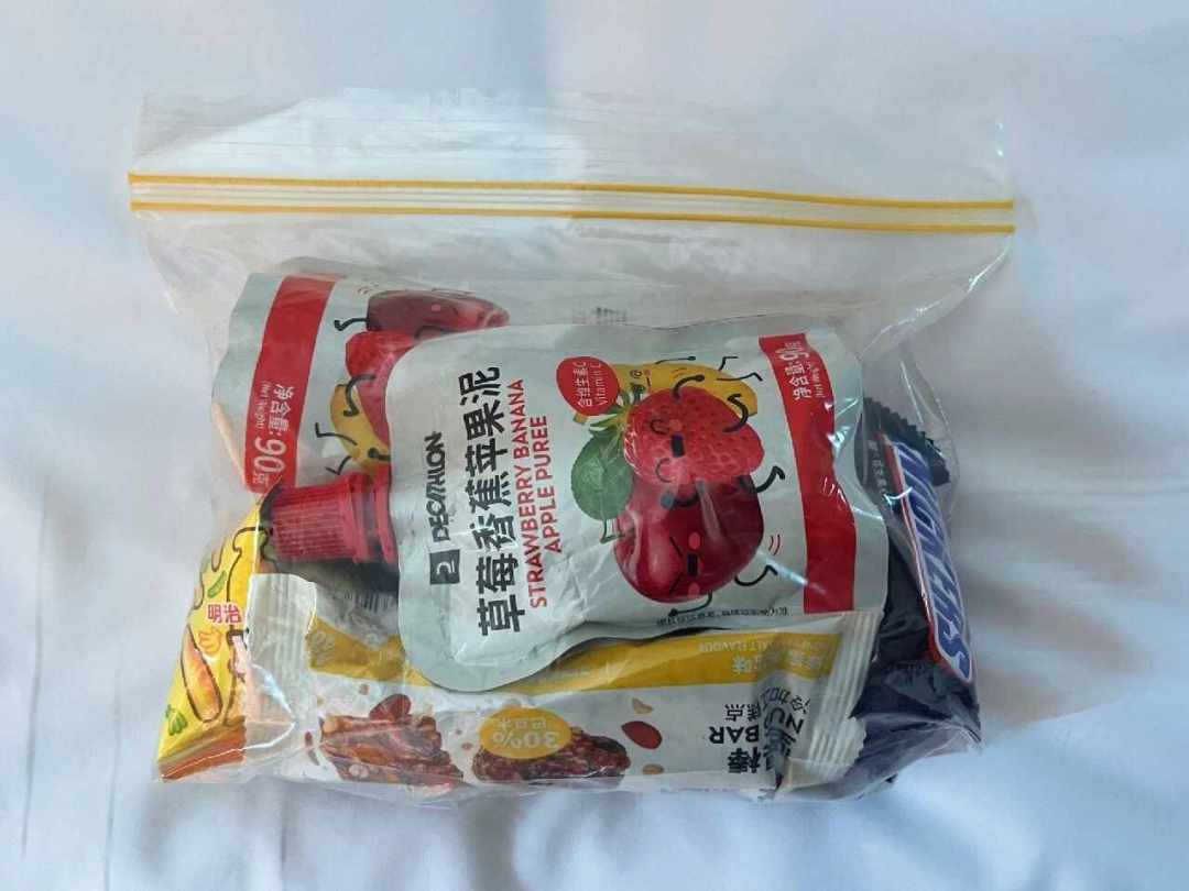 迪卡侬货架上的零食把社区吵成两半:果泥一半夸一半骂、蛋白棒别给嘴挑的人买,国庆出游前的试吃清单