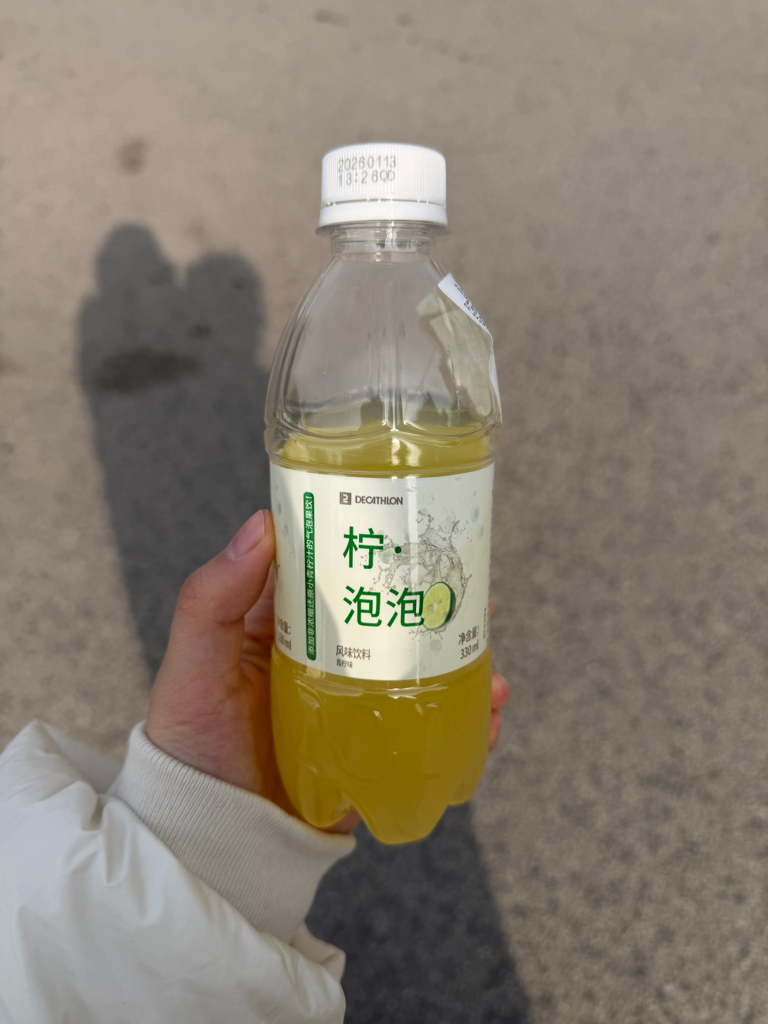 迪卡侬货架上的零食把社区吵成两半:果泥一半夸一半骂、蛋白棒别给嘴挑的人买,国庆出游前的试吃清单