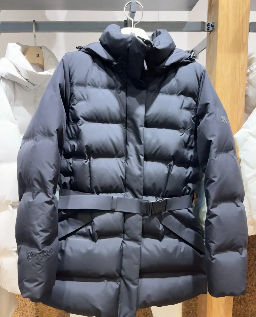 刘诗诗胡歌同步官宣新羽绒服:拆完「量子热场」三重锁温,再看完这些真实成交价,才知道该等哪一件