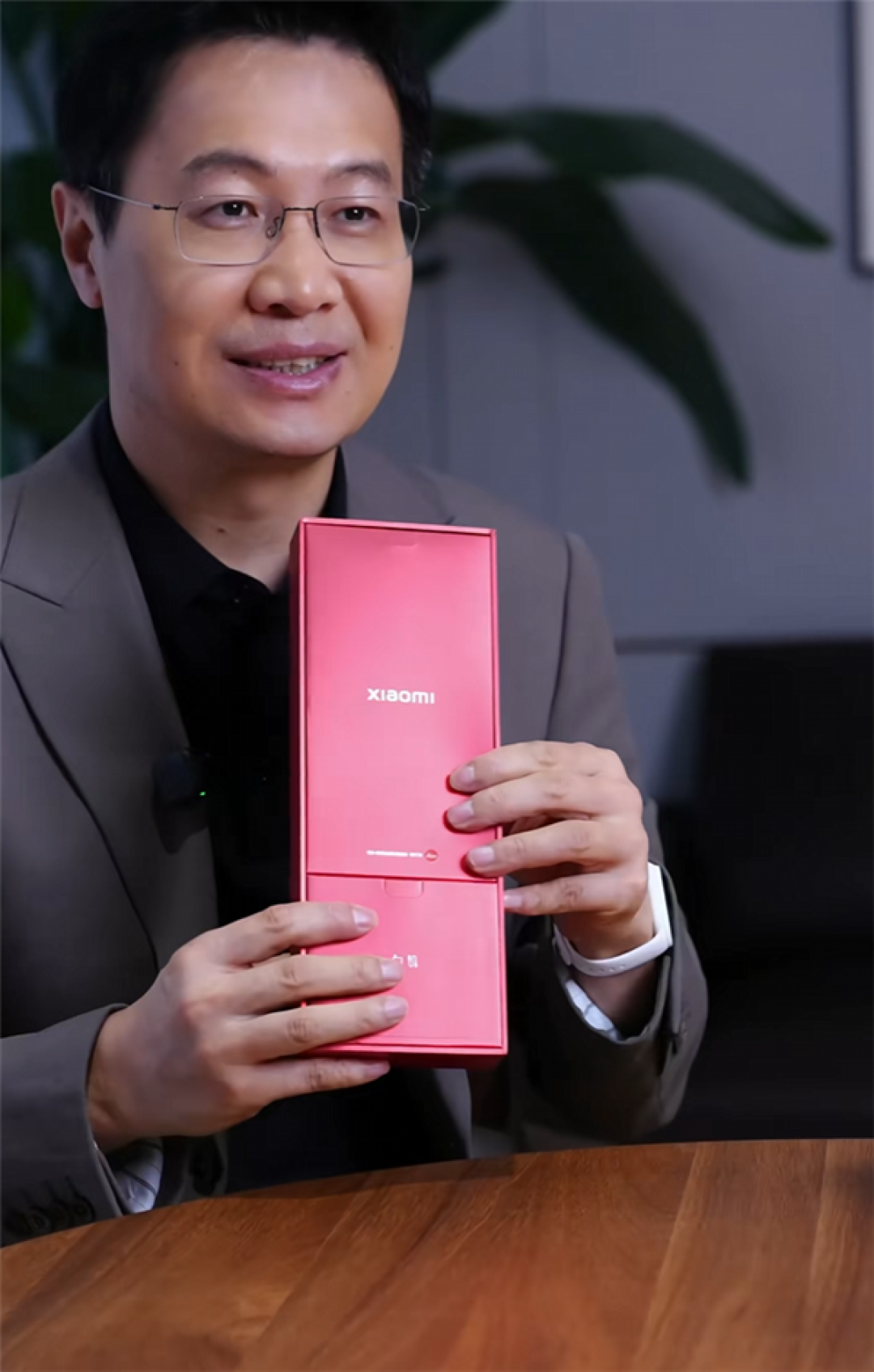 卢伟冰开箱小米18 Pro系列透明特别版：宛如时尚艺术品 送人、收藏都不错