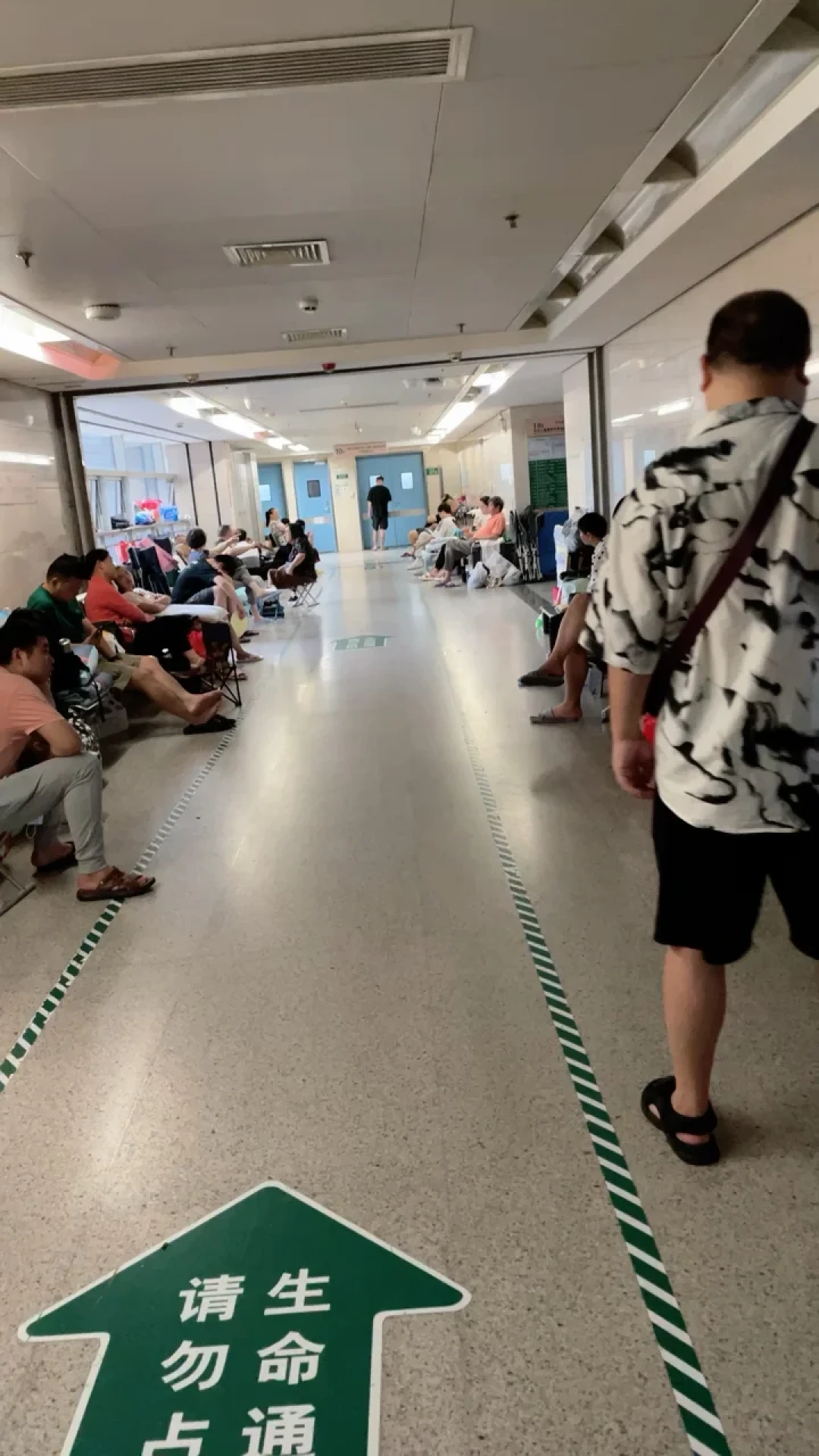 从“尿壶风波”到道歉出院:陈建州这场病房拍照争议,真正该看懂的是三条边界