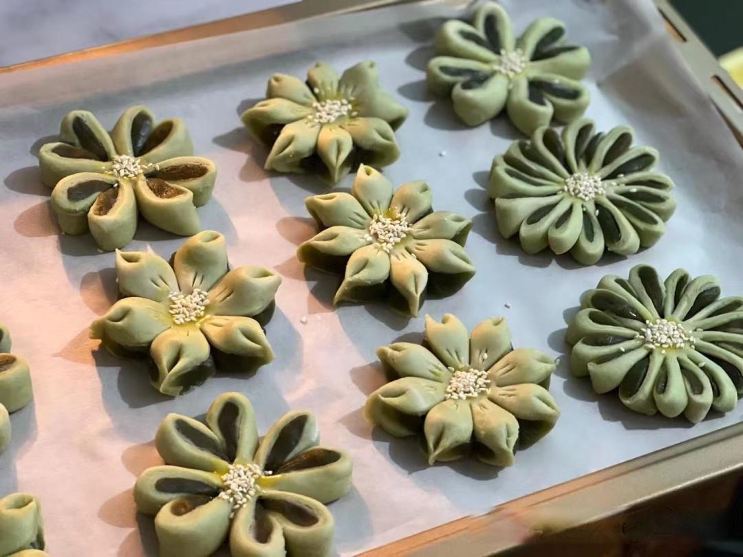 从奇趣月饼到松弛生活，年轻人用创意解锁当代中秋风物志