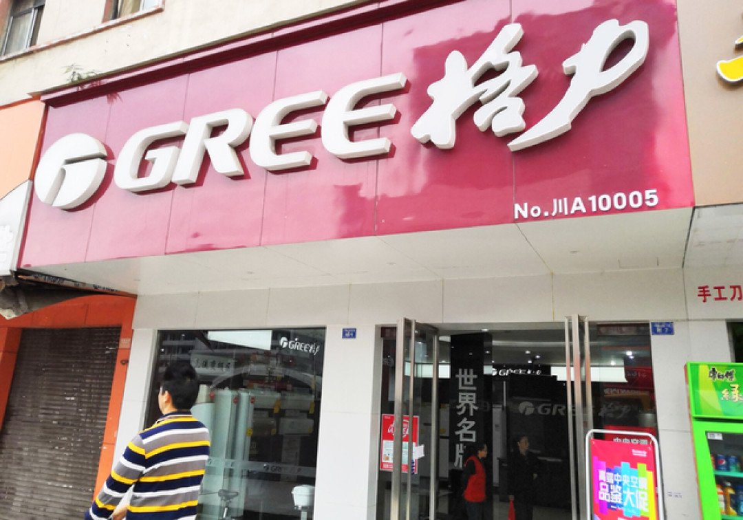 2年里的第6次卸任:我把董明珠的卸任清单和留任名单摆在一起,卸的是责任,握的是权杖,接班人的名字还是空的