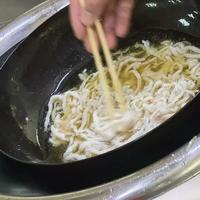 炒猪肉别直接下锅！掌握切纹打水和火候要点，肉片滑嫩多汁不柴
