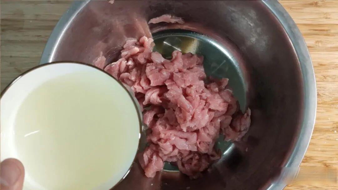 炒猪肉别直接下锅!掌握切纹打水和火候要点,肉片滑嫩多汁不柴