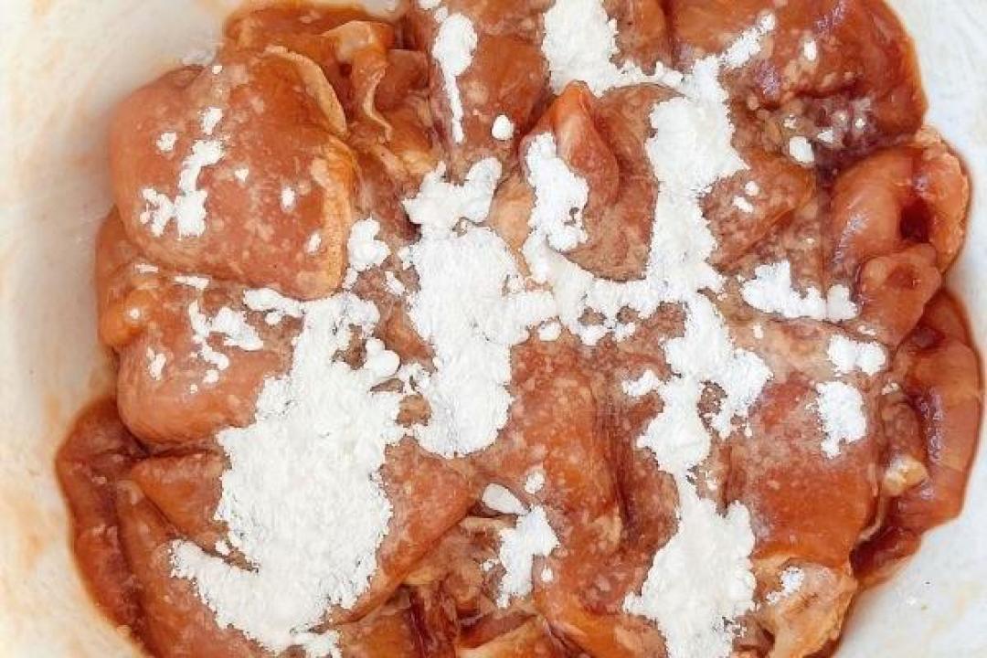 炒猪肉别直接下锅!掌握切纹打水和火候要点,肉片滑嫩多汁不柴