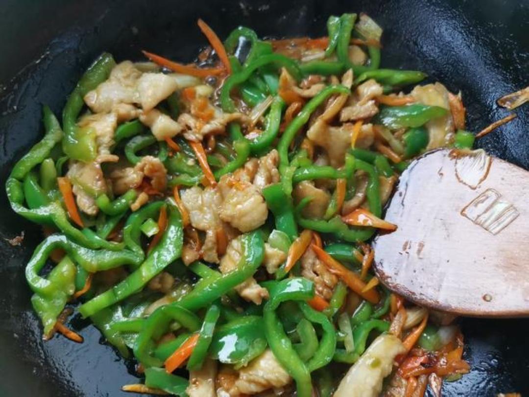 炒猪肉别直接下锅!掌握切纹打水和火候要点,肉片滑嫩多汁不柴
