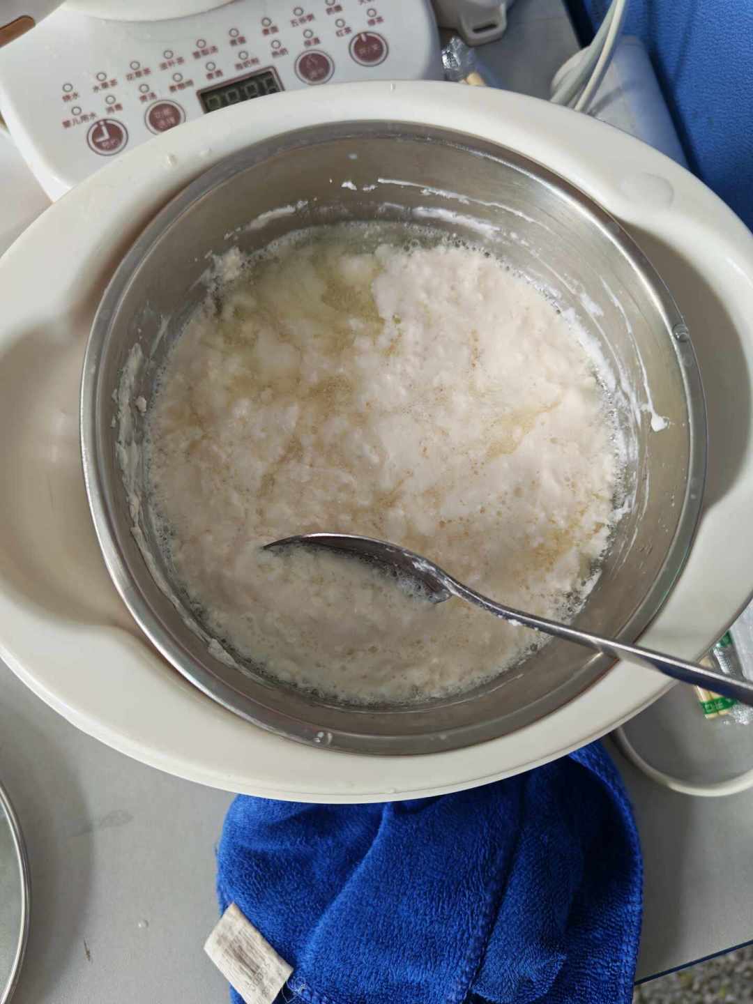 自制酸奶放三天必坏,还是一周没事?游牧老手、快消高管和上千条翻车评论吵翻了:一张判定表分清哪些是乳清、哪些必须扔