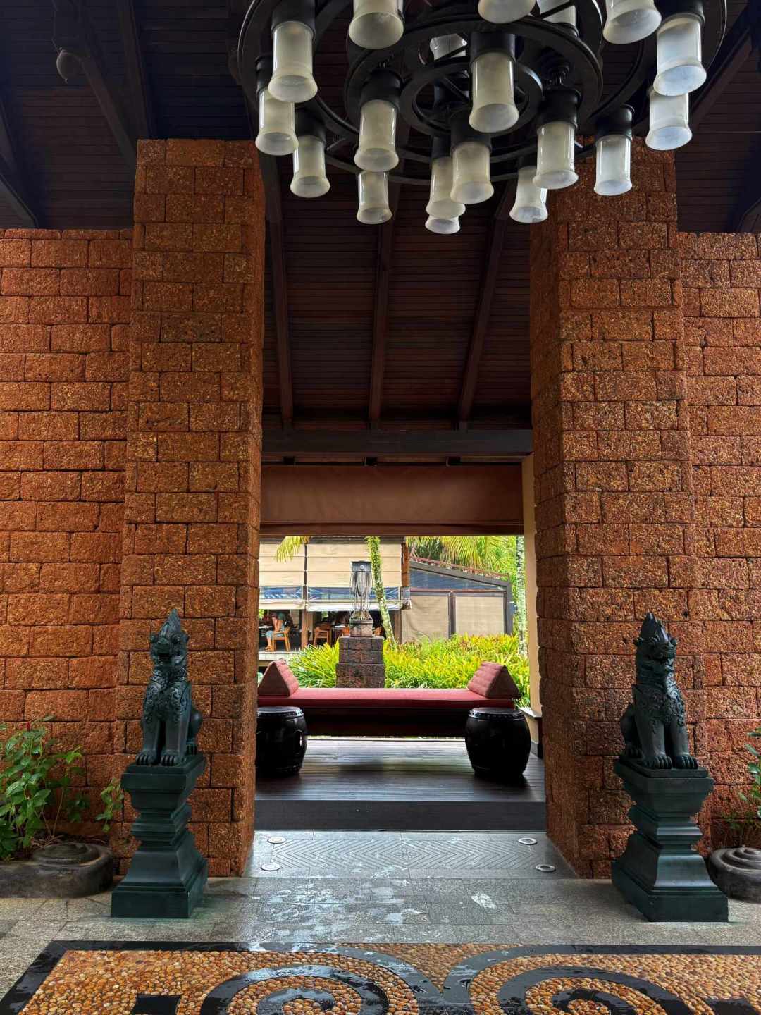 第四季还没播，度假审美先换景了：把《白莲花度假村》三季衣橱拆开，按预算抄作业