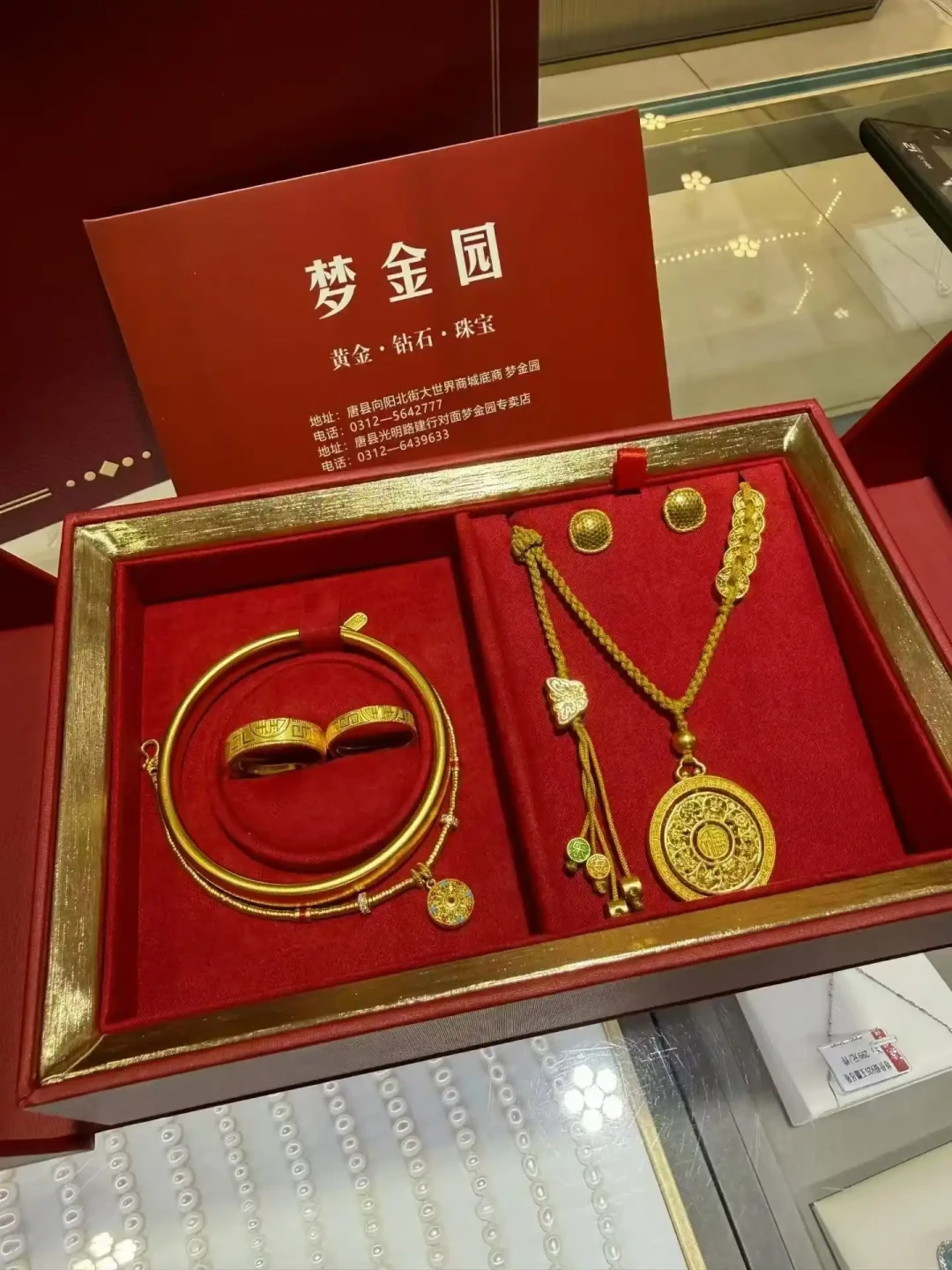 周大福998、六福1008、中国黄金1018:国庆婚季的克减杀疯了,但三金溢价没杀干净
