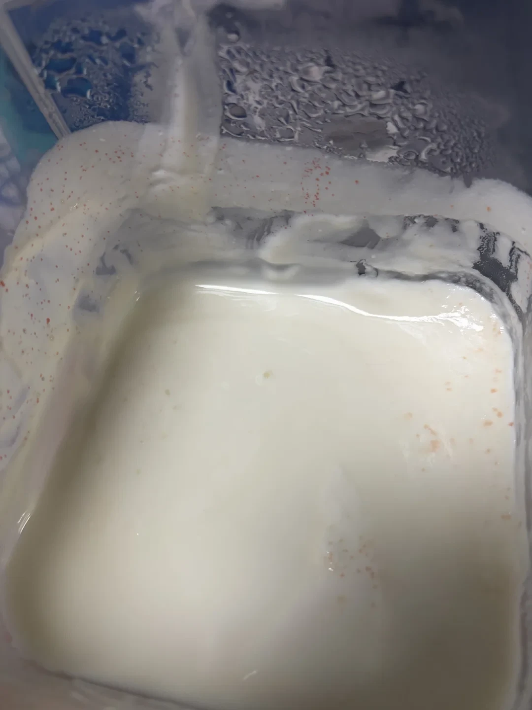这周刷屏的5瓶牛奶翻车,多半不是酸奶机的锅:你冰箱里的菌粉有第二个“隐形保质期”,你那碗析了黄水的酸奶多半也不用倒