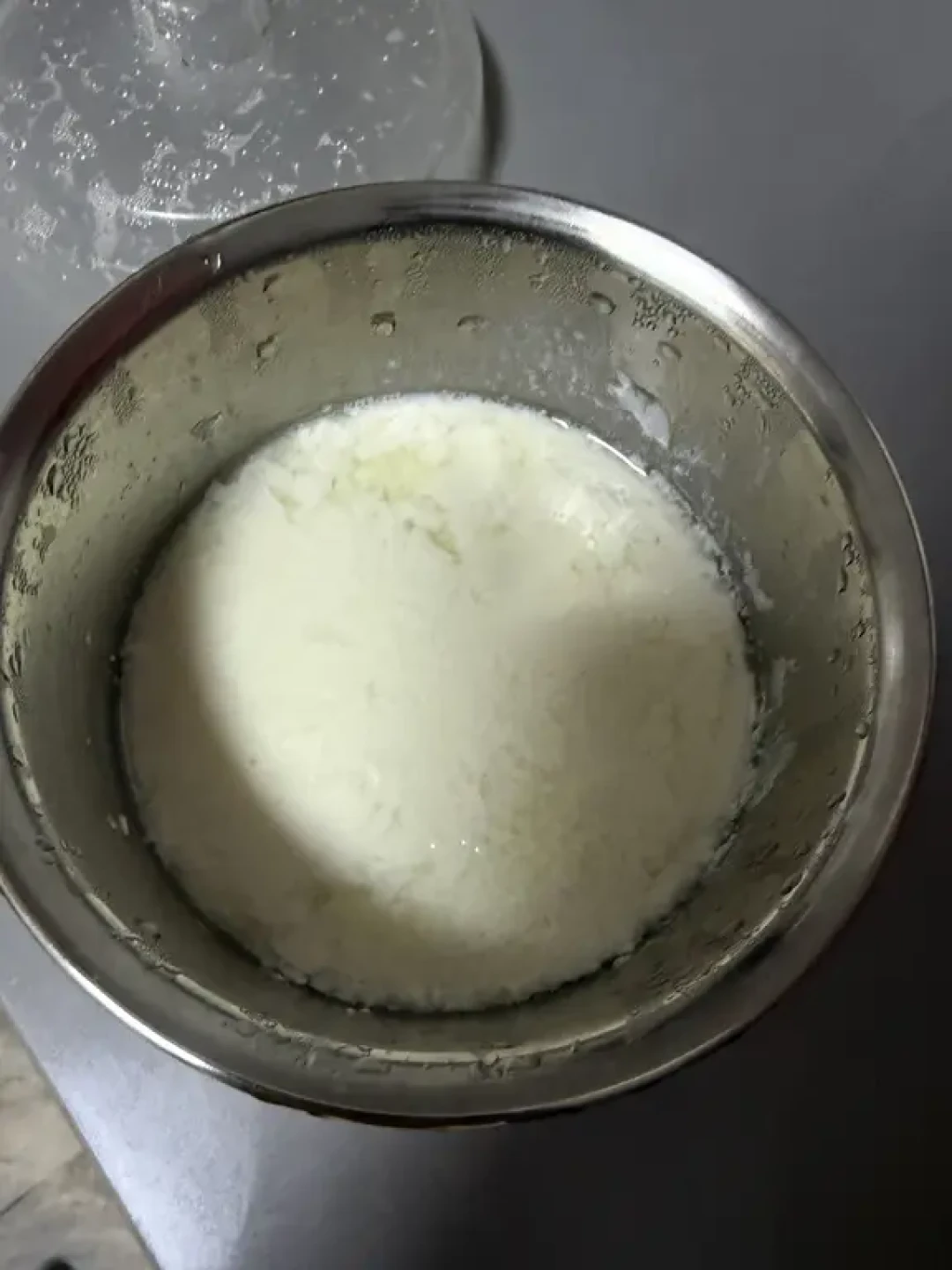 这周刷屏的5瓶牛奶翻车,多半不是酸奶机的锅:你冰箱里的菌粉有第二个“隐形保质期”,你那碗析了黄水的酸奶多半也不用倒
