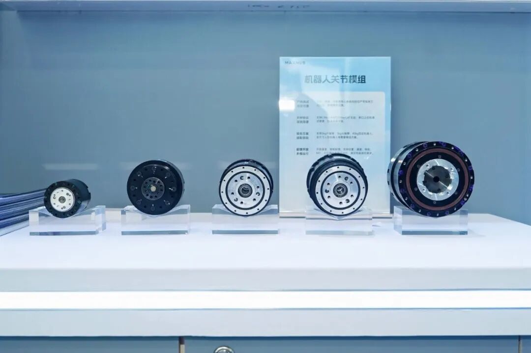 做会议平板的头部玩家,没去挤人形赛道:把 MAXHUB 那批