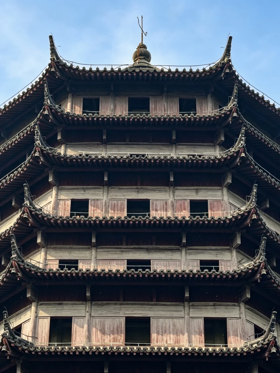 今年观潮撞上刷塔潮：六和塔的十三层檐是清朝“外套”，你爬的塔芯是南宋原物——国庆前把这4笔账对完