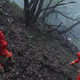 山野备忘录｜六旬夫妻被困大顶山，手机快没电让救援拖了11小时