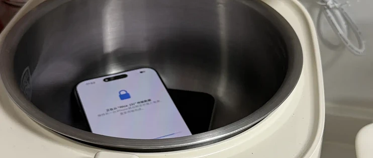 iPhone 18「数据传输已取消」把首批用户熬成连续剧：传10小时自动取消、有人花12小时去授权店、有人直接退货——插线、双端升最新系统、手机丢进电饭煲内胆物理降温，评论区已给出320GB从17小时到2小时的标准答案；今天Find X10开售、小米18 Pro首批也开始迁移，微信记录、银行验证码、交通卡、旧机什么时候抹，这张迁移地图我替你分人群理好了