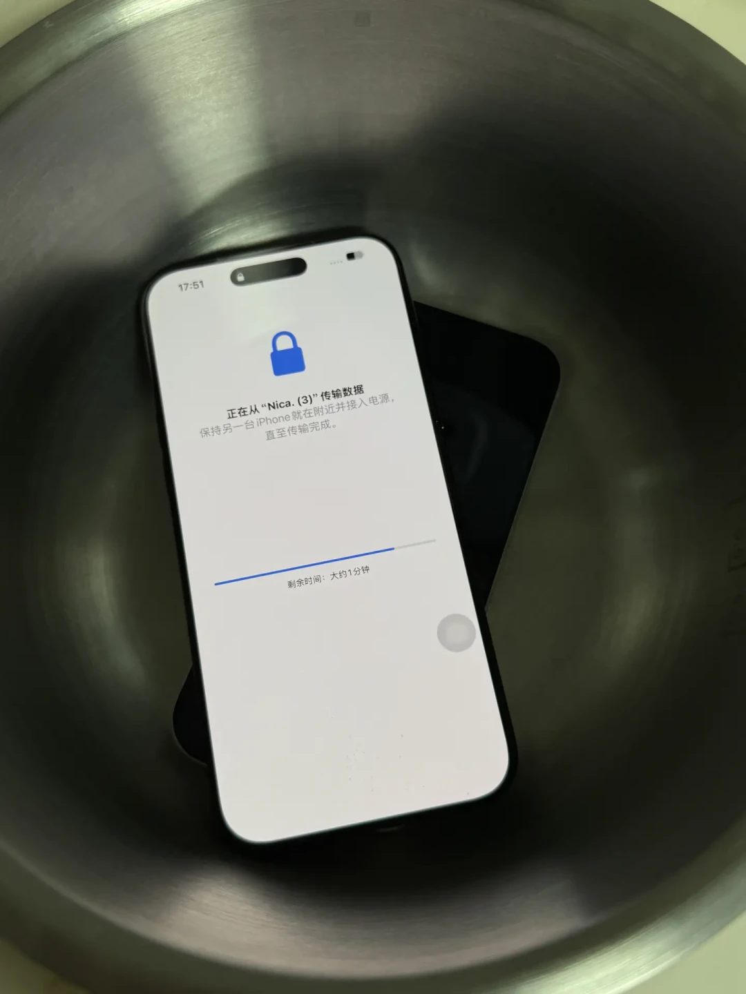 iPhone 18「数据传输已取消」把首批用户熬成连续剧：传10小时自动取消、有人花12小时去授权店、有人直接退货——插线、双端升最新系统、手机丢进电饭煲内胆物理降温，评论区已给出320GB从17小时到2小时的标准答案；今天Find X10开售、小米18 Pro首批也开始迁移，微信记录、银行验证码、交通卡、旧机什么时候抹，这张迁移地图我替你分人群理好了