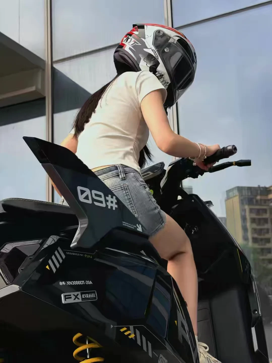 速度不敢改了,这届电动车玩家开始把钱花在「痛车」上:20块贴纸、600块改色膜、官方联名整车,三条路线一次算清