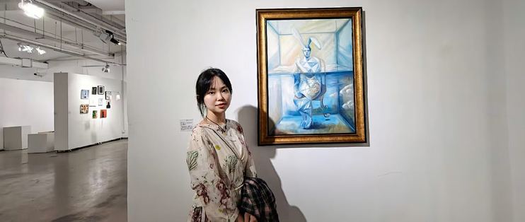 张宝月与画中的垂耳兔莫卡