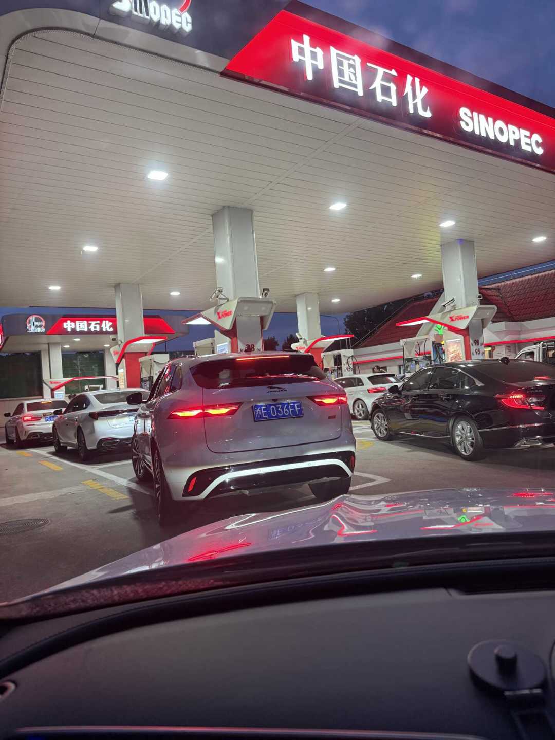 油价今晚又涨,朋友又劝你把旧油车换电车?知乎378万人围观的纠结,四笔账算完就有答案——两种人现在换,三种人守着别动