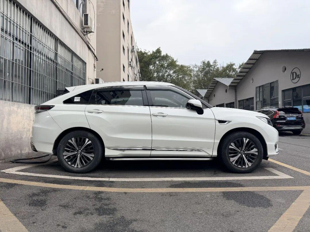 油价今晚又涨,朋友又劝你把旧油车换电车?知乎378万人围观的纠结,四笔账算完就有答案——两种人现在换,三种人守着别动