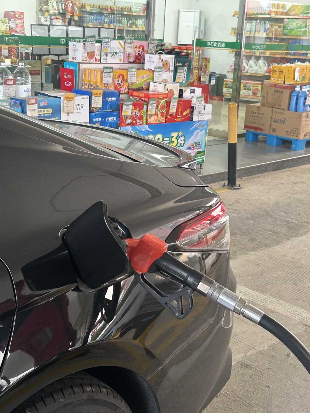 油价今晚又涨,朋友又劝你把旧油车换电车?知乎378万人围观的纠结,四笔账算完就有答案——两种人现在换,三种人守着别动