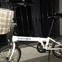知乎9天冒出8个"通勤8公里买啥车"：我把"累50%"512条楼、"不能既要又要"362条换车自白和迪卡侬"设计者可能没用过折叠功能"长测全翻了，折叠车通勤的速度账、场景账、风险账、4种人、4条红线理清了