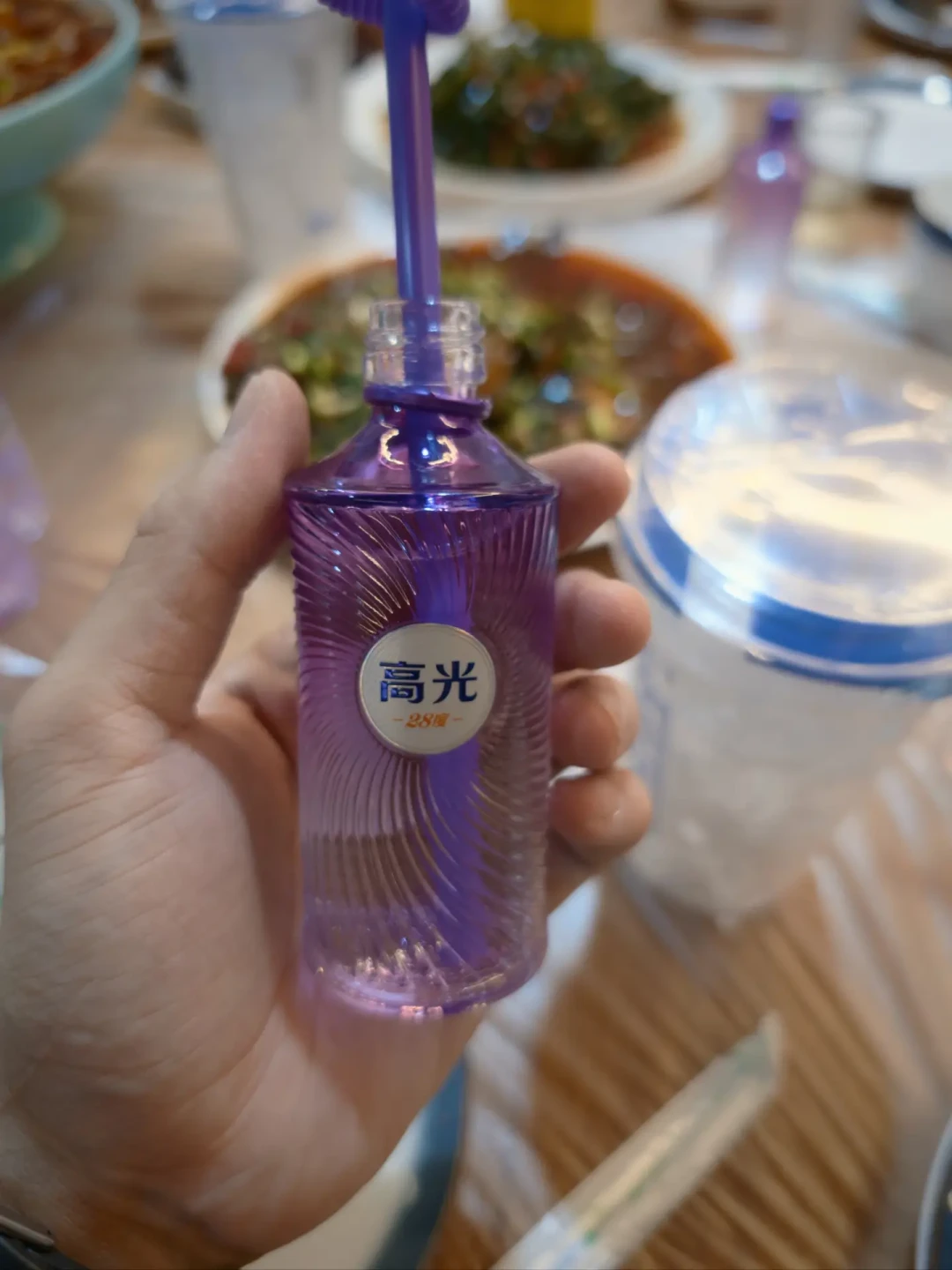 距国庆一周,饭桌上能不能开28度的白酒?先把“是不是兑水”“每毫升酒精多少钱”“能存几个月”三件事分开算