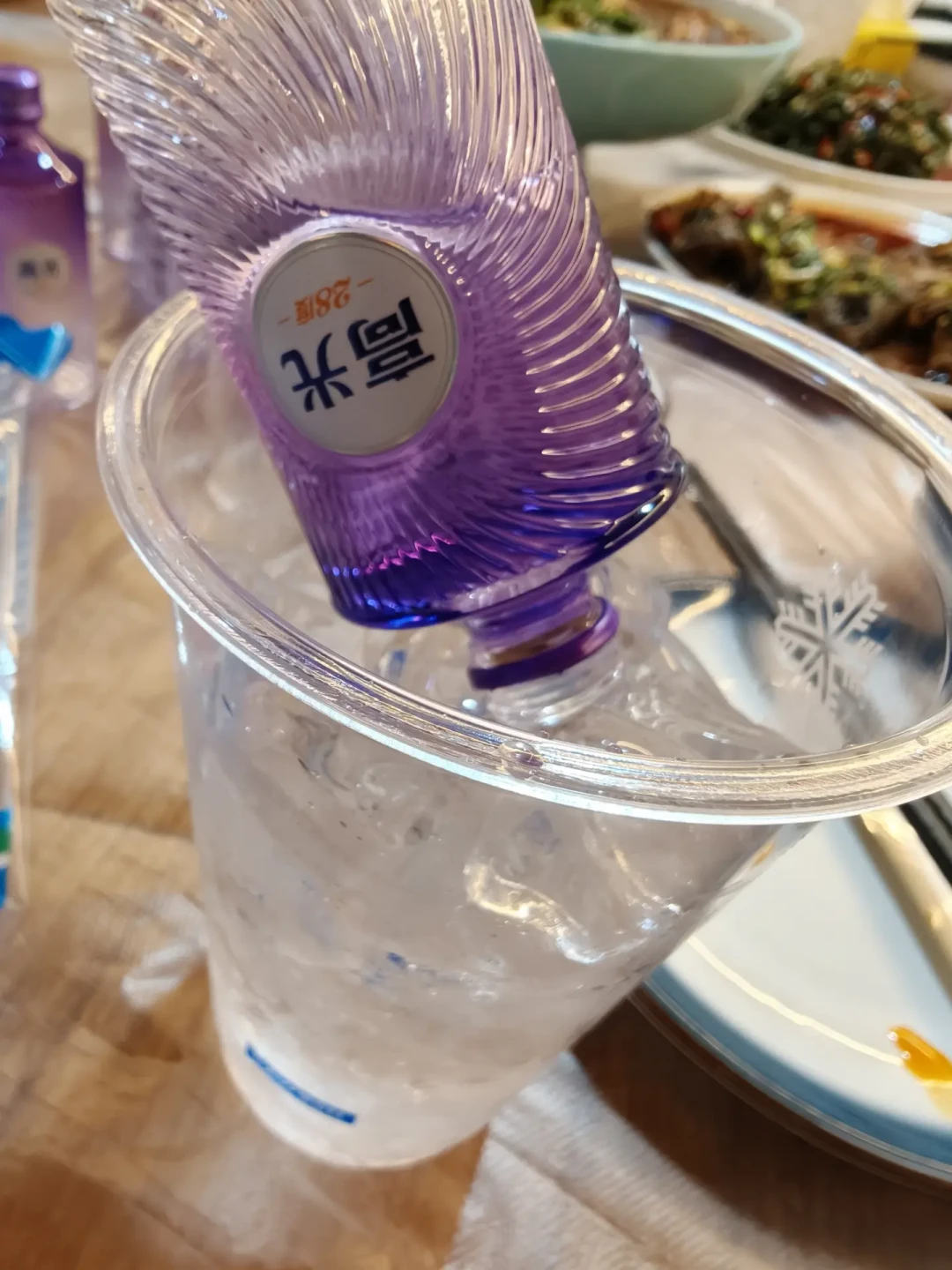 距国庆一周,饭桌上能不能开28度的白酒?先把“是不是兑水”“每毫升酒精多少钱”“能存几个月”三件事分开算