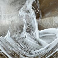 壶底的斑点别急着用钢丝球刷：先煮一遍醋，分清是水垢还是锈点