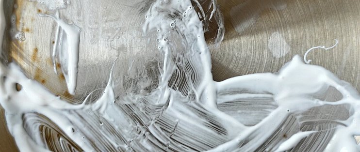 壶底的斑点别急着用钢丝球刷：先煮一遍醋，分清是水垢还是锈点