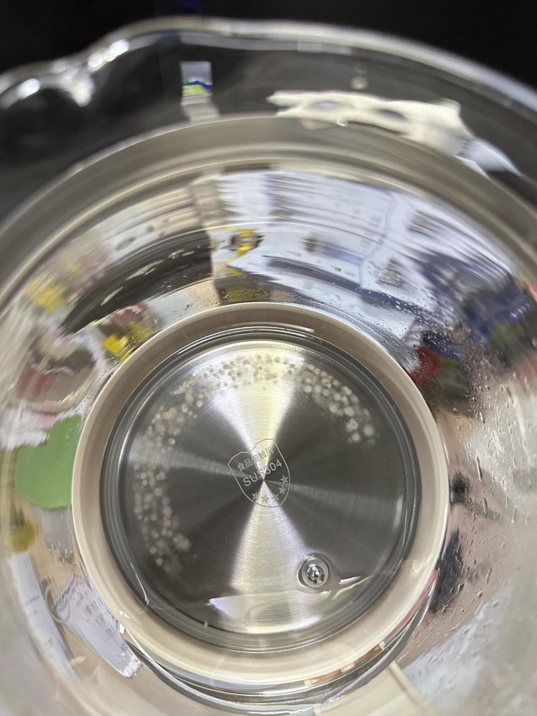 壶底的斑点别急着用钢丝球刷:先煮一遍醋,分清是水垢还是锈点