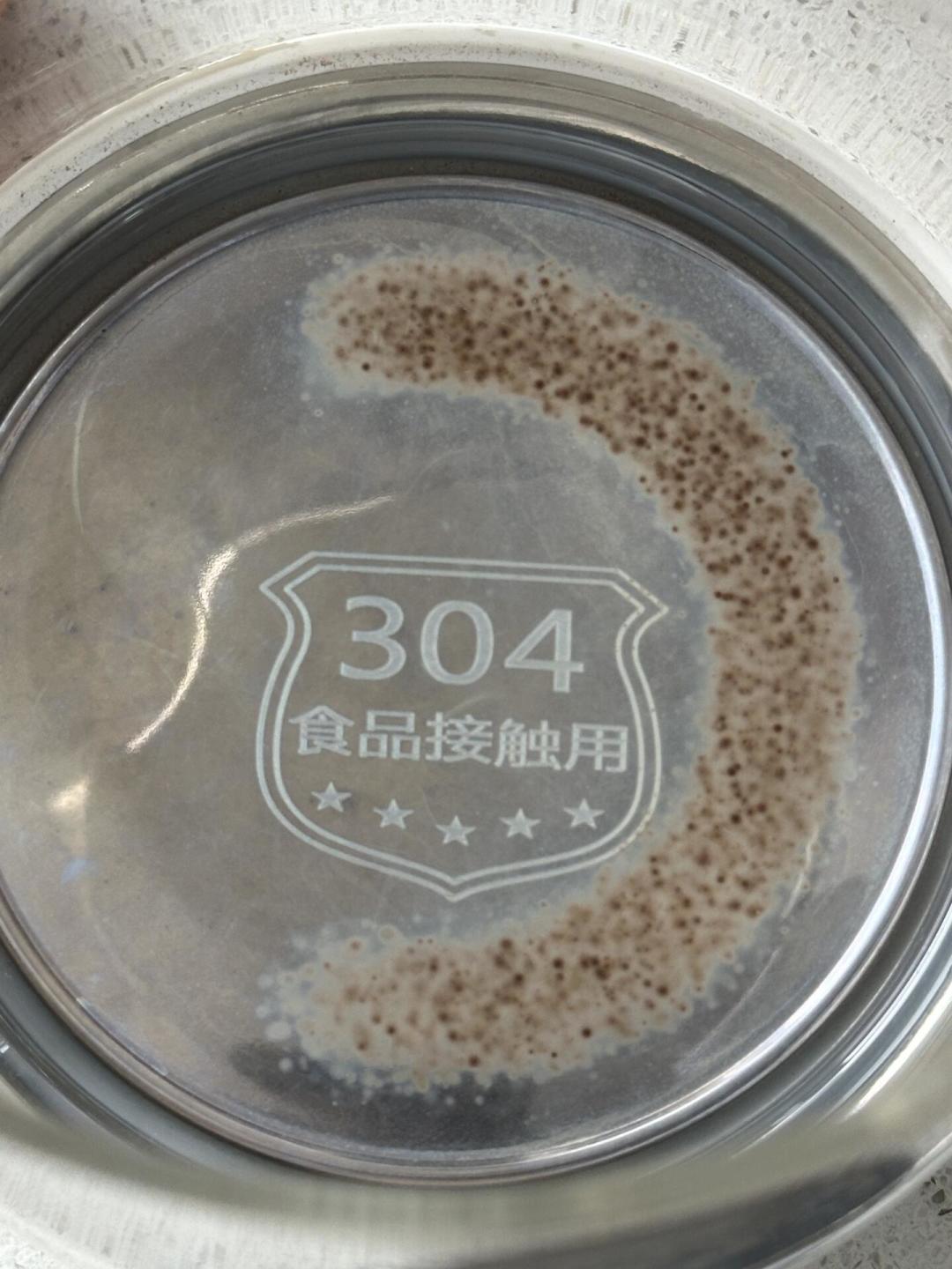 壶底的斑点别急着用钢丝球刷:先煮一遍醋,分清是水垢还是锈点